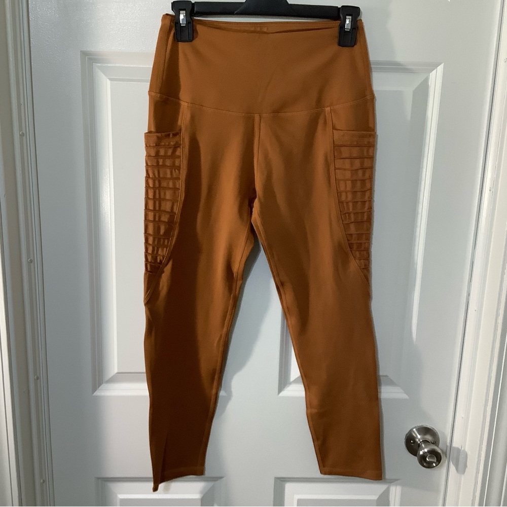 Leggings Women's Tan Leggings with Textured Pockets size Medium